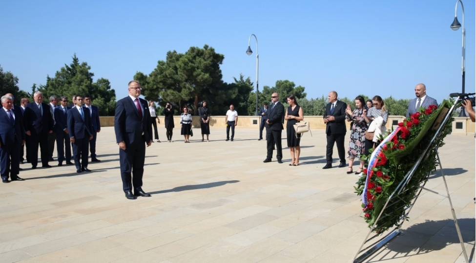 slovakiya-milli-shurasinin-sedri-shehidler-xiyabanini-ziyaret-edib-foto