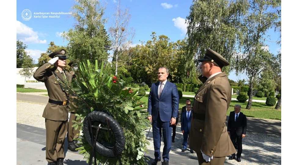 ceyhun-bayramov-xorvat-qurbanlarinin-sesi-agri-divari-abidesini-ziyaret-edib