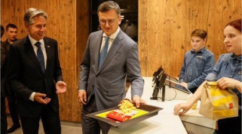 blinken-kuleba-ile-kiyevde-mcdonaldsa-getdi-foto
