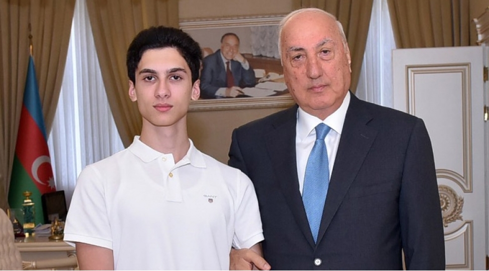 zakir-ferecov-raquf-orucovun-oglunu-tebrik-etdi-foto