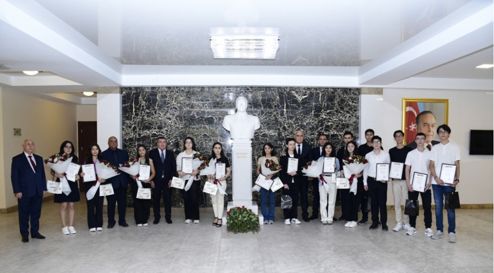 xetai-rayonunda-ali-mekteblere-qebulda-yuksek-netice-gosteren-mezunlarla-gorush-kechirilib-foto
