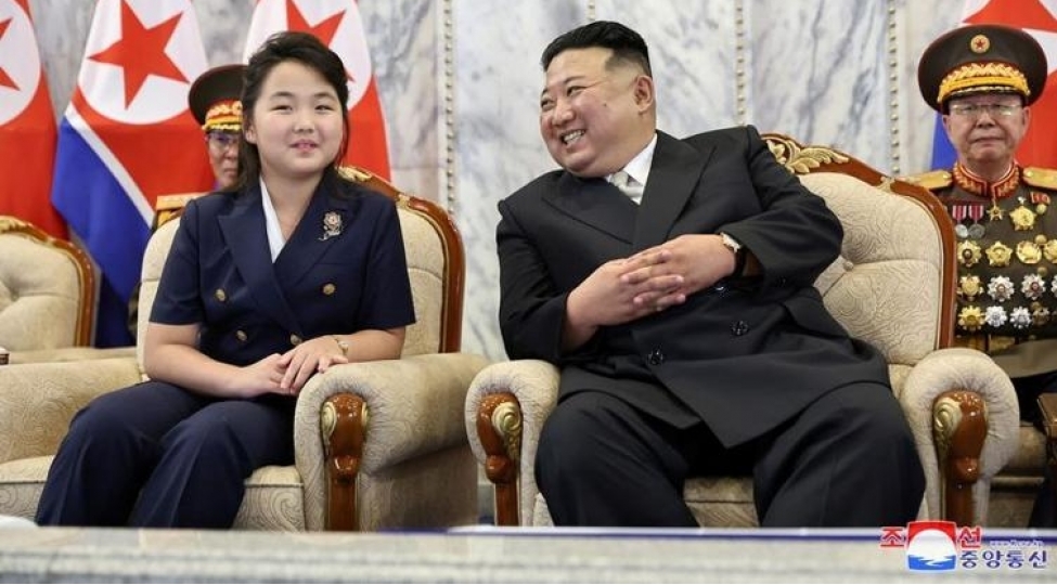 kim-chen-in-qizi-ile-parada-qatildi-foto