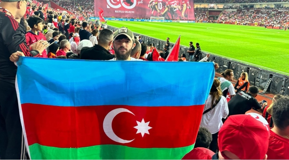 turkiye-ermenistan-matchinda-azerbaycan-bayraqlari-foto