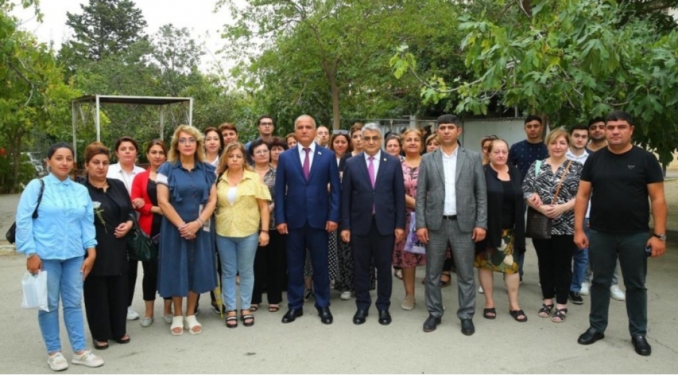 deputat-yeni-azerbaycan-partiyasi-feallari-ile-gorushub-foto
