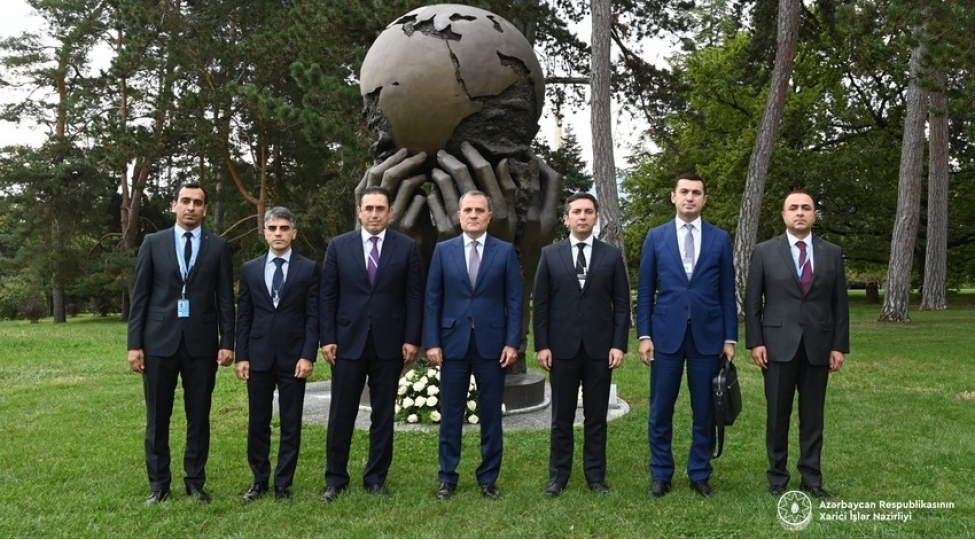 azerbaycanin-xin-bashchisi-cenevrede-dushunceler-ve-arzular-heykelini-ziyaret-edib