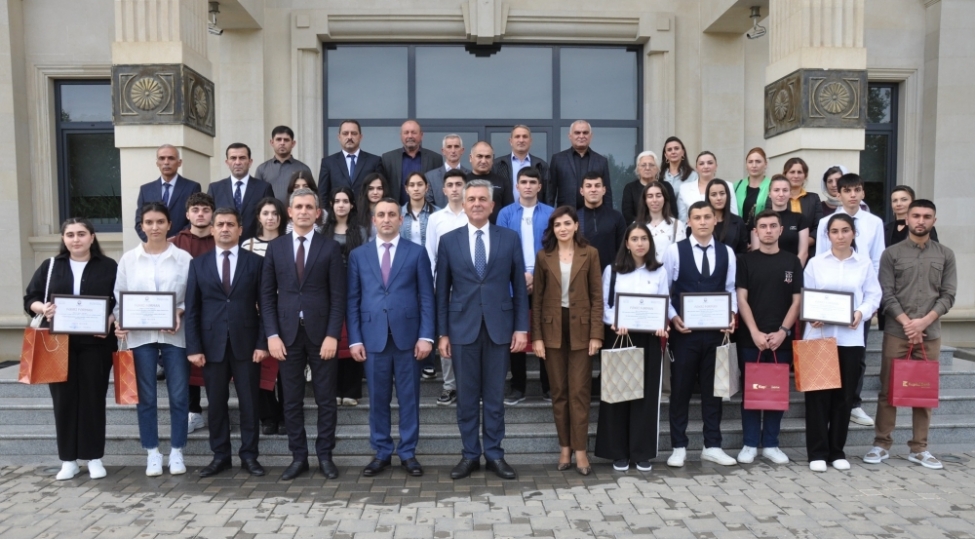 bilesuvardayuksek-netice-ile-ali-mekteblere-qebul-olunmush-mezunlarla-gorush-kechirilib-foto