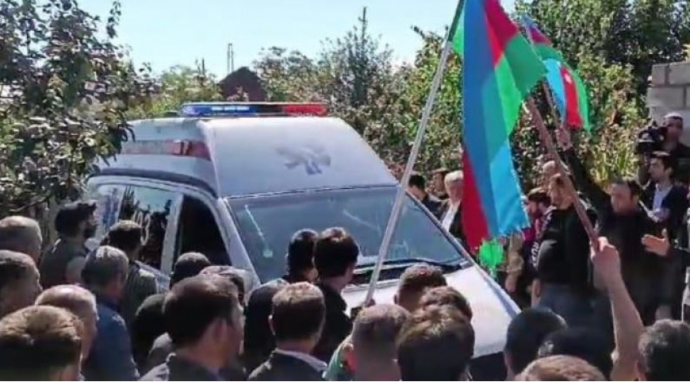azerbaycan-ordusunun-yol-qezasinda-helak-olan-herbchisi-defn-olunub-yenilenib