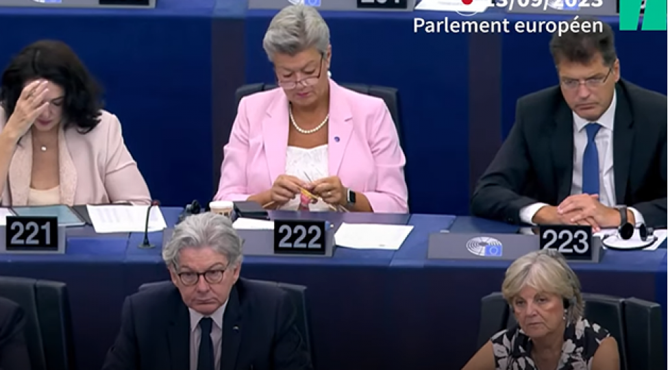 ursula-von-der-leyenin-chixishi-zamani-corab-toxudu-video