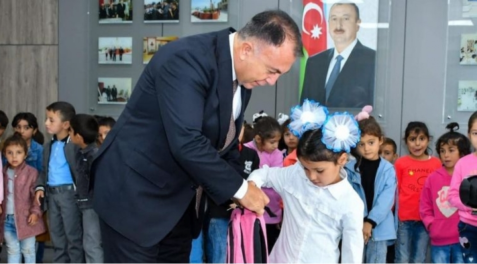 millet-vekili-birincilerle-gorushub-hediyyeler-paylayib-foto