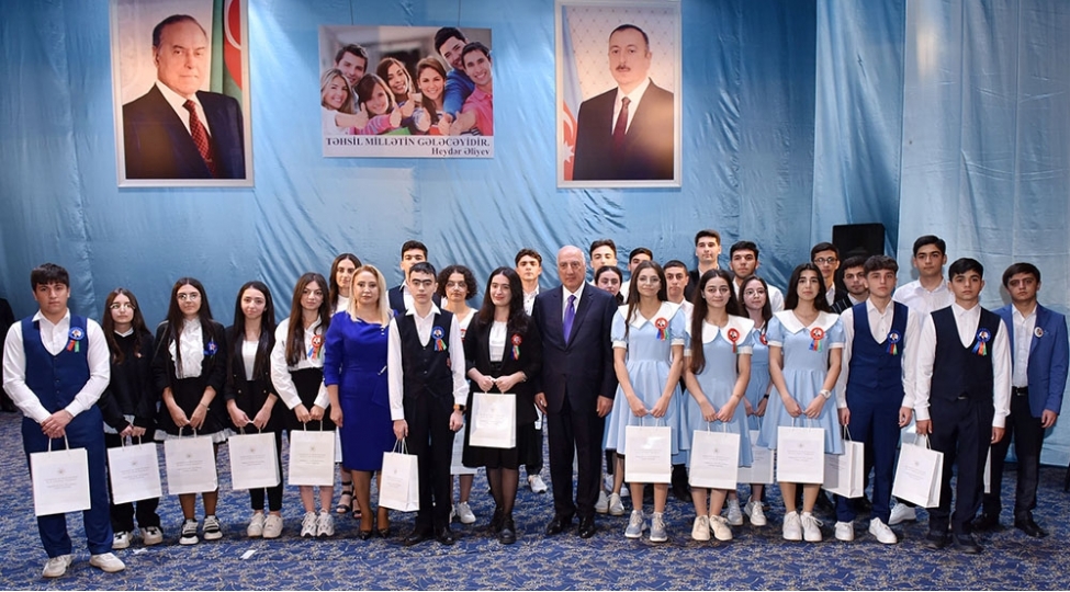 zakir-ferecov-yuksek-bal-toplayan-mezunlarla-gorushdu-foto