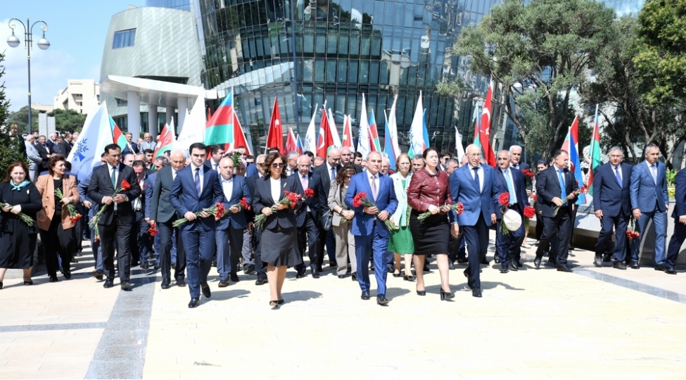 yap-numayendeleri-shehidler-xiyabanini-ve-turk-shehidliyi-abidesini-ziyaret-edibler-foto