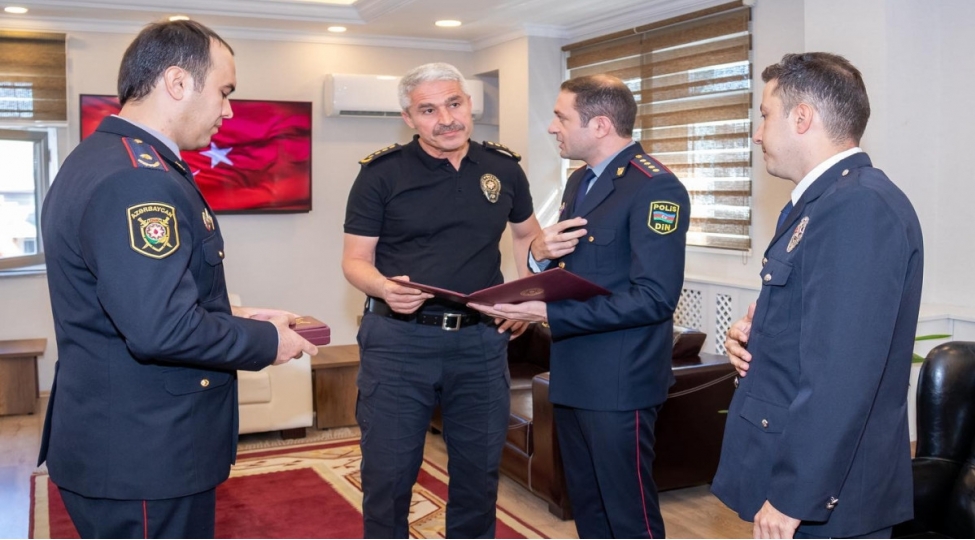 vilayet-eyvazov-turkiye-ermenistan-matchinda-azerbaycan-bayragina-ehtirama-gore-turkiye-polisini-teltif-edib-foto