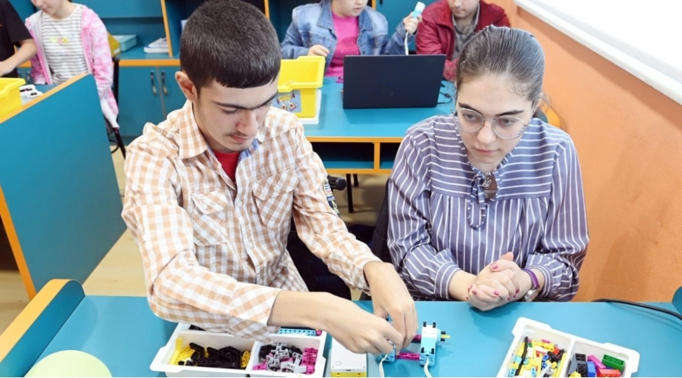 dost-inkluziv-inkishaf-ve-yaradiciliq-merkezinin-benefisiarlari-robot-texnikasi-sahesi-uzre-telimlere-qoshulublar