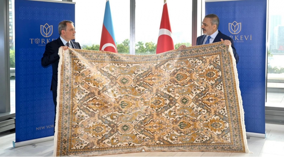 ceyhun-bayramov-hakan-fidana-qarabag-xalchasi-hediyye-edib