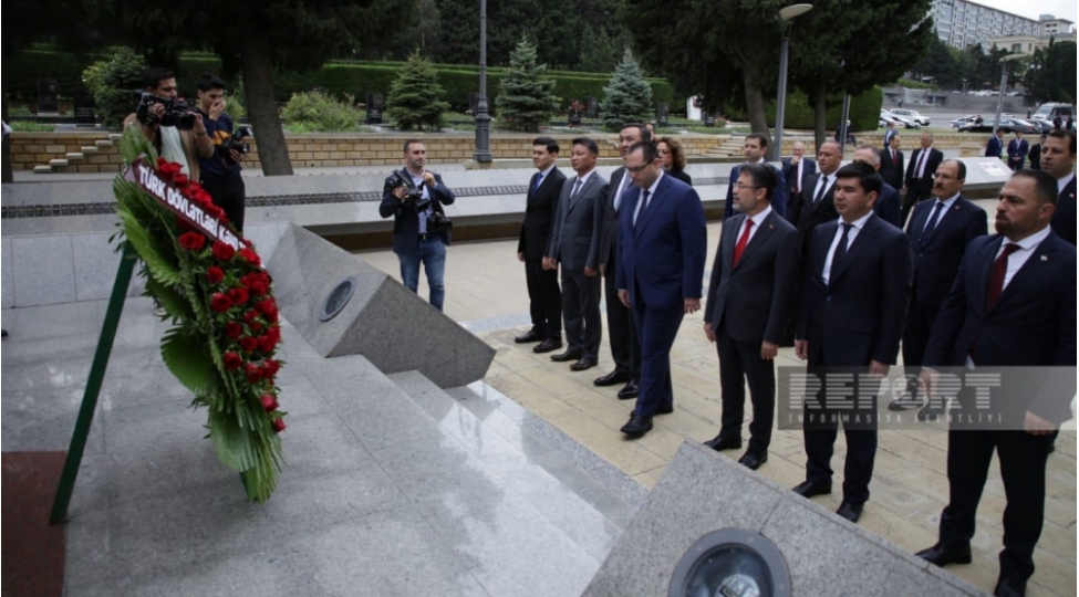 tdt-kend-teserrufati-nazirleri-fexri-ve-shehidler-xiyabanlarini-ziyaret-edibler