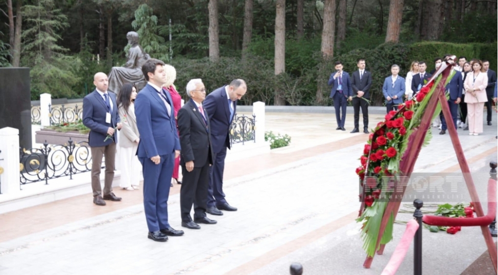 turk-dovletlerinin-diaspor-gencleri-fexri-ve-shehidler-xiyabanlarini-ziyaret-edibler