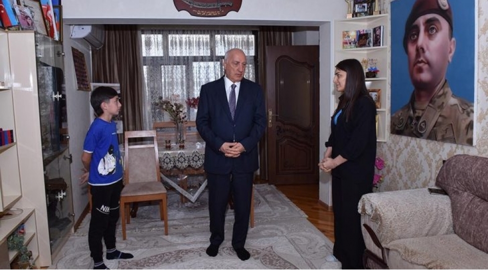 zakir-ferecov-veten-muharibesi-qehremanlarinin-ailelerini-ziyaret-edib-foto