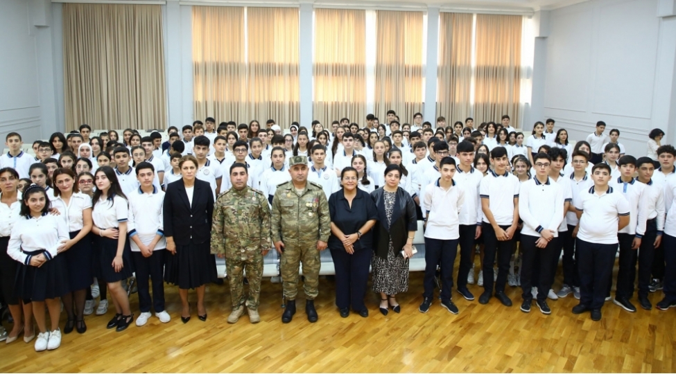 veten-muharibesi-qehremani-mekteblilerle-gorushdu-foto