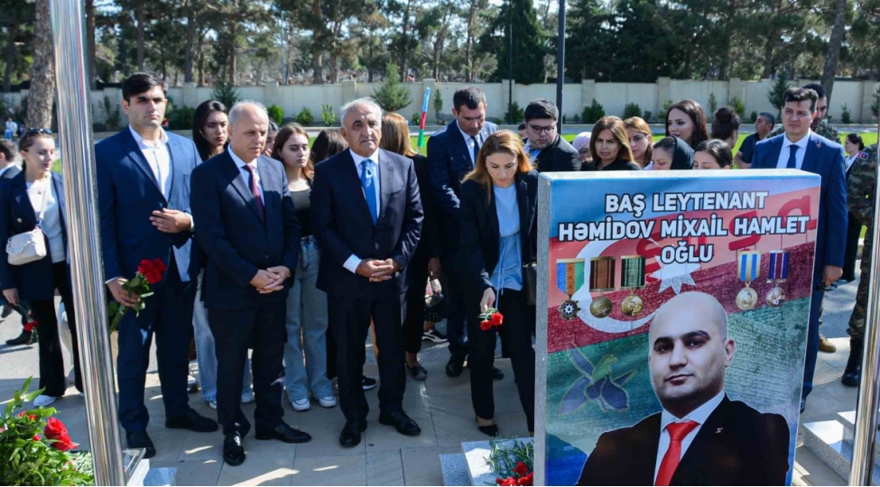 unec-kollektivi-anim-gununde-shehid-telebe-ve-mezunlarinin-mezarlarini-ziyaret-edib
