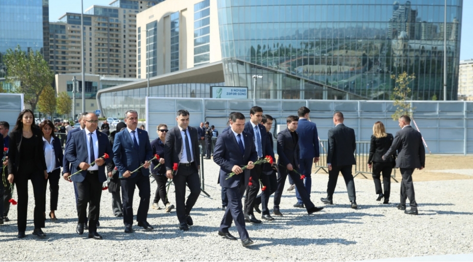 daimi-numayendeliyin-emekdashlari-zefer-parkinda-shehidlerin-eziz-xatiresini-ehtiramla-yad-edibler-foto