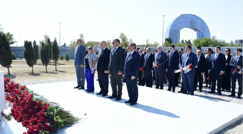 yeni-azerbaycan-partiyasinin-numayendeleri-zefer-parkinda-olublar-foto