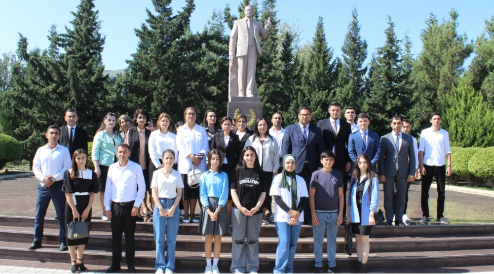 genc-partiya-feallari-heyder-eliyev-merkezini-ziyaret-edibler-foto-15