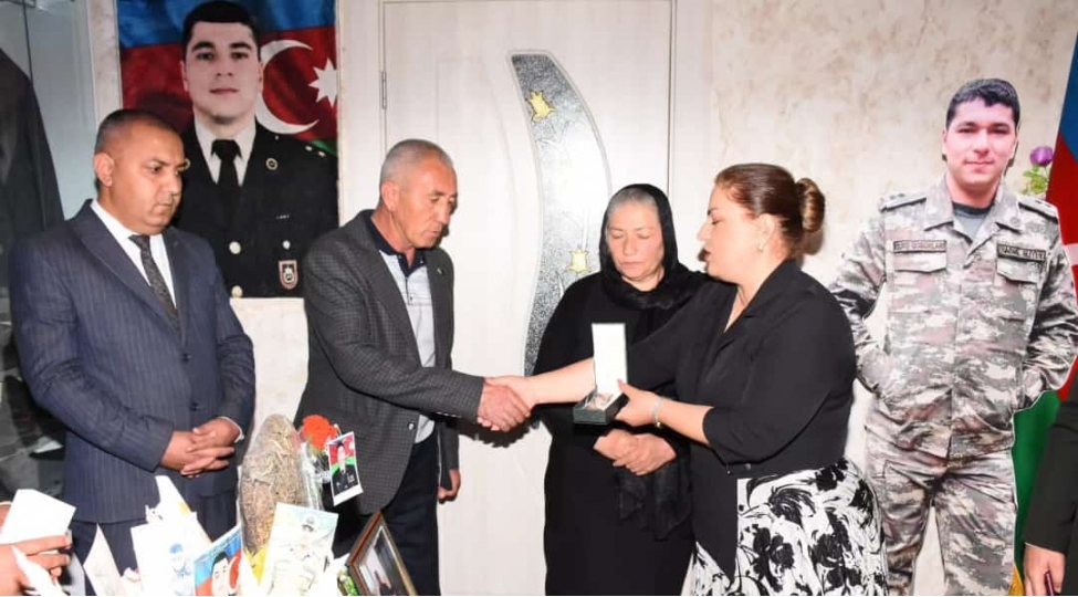 culfada-shehid-babek-eliyevin-veten-ugrunda-medali-valideynlerine-teqdim-edilib-foto