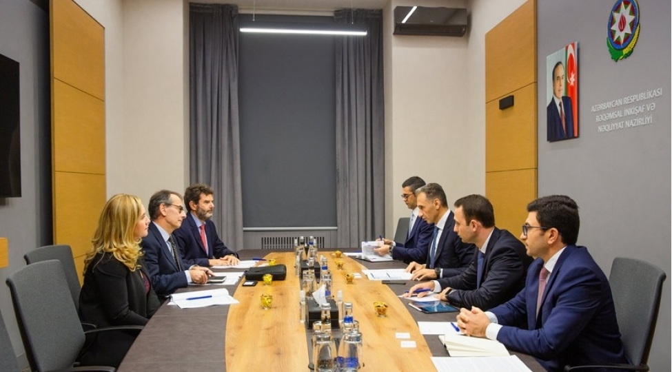azerbaycan-ebrd-ile-demir-yolunun-reqemsallashdirmasini-muzakire-edib