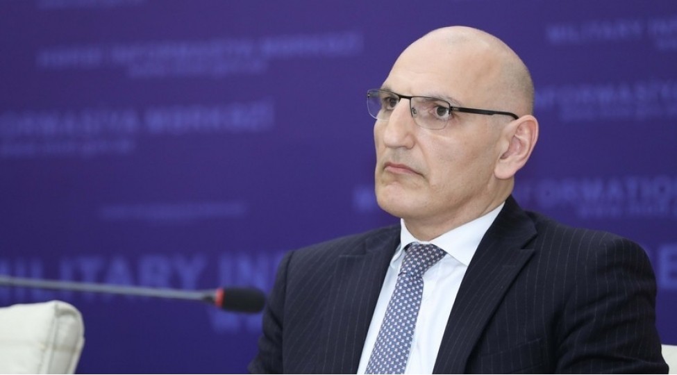 elchin-emirbeyov-fransaya-vasitechi-kimi-etibar-sifira-beraberdir