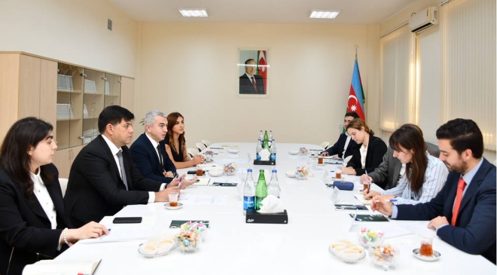 harvard-universiteti-beynelxalq-inkishaf-merkezi-ile-senaye-zonalarinda-birge-tedqiqatlarin-aparilmasi-muzakire-edilib