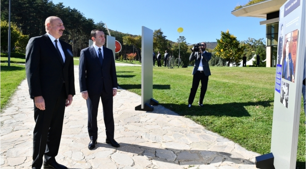 prezident-ilham-eliyev-ve-irakli-qaribashvili-tbiliside-heyder-eliyevin-100-illiyine-hesr-edilmish-fotosergi-ile-tanish-olublar-yenilenib