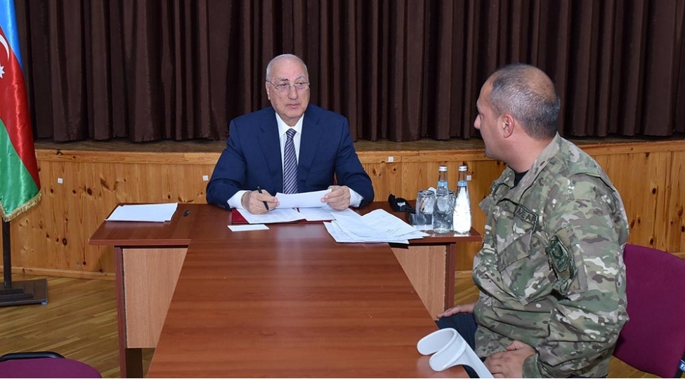 zakir-ferecov-sakinlerin-muracietini-dinledi-foto