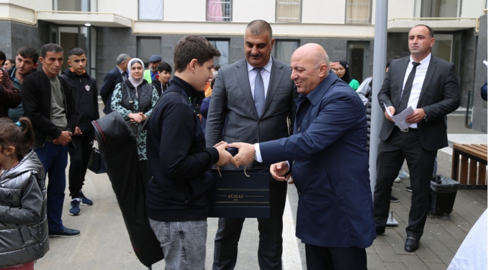 fuzuli-sheherine-chatan-ailelere-menzillerinin-acharlari-teqdim-olunub-foto