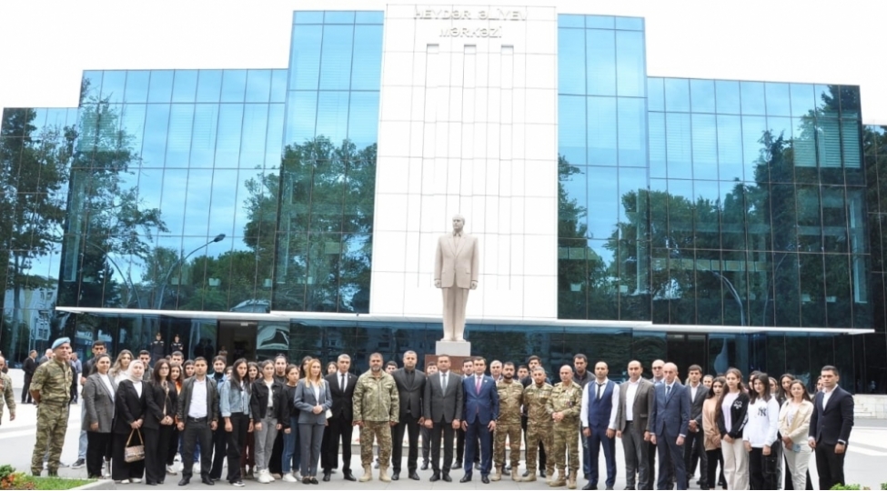 genc-partiya-feallari-heyder-eliyev-merkezini-ziyaret-edibler-foto-18