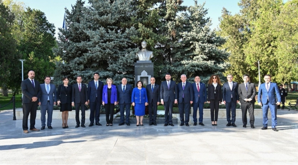 milli-meclisin-numayende-heyeti-buxarestde-heyder-eliyevin-abidesini-ziyaret-edib