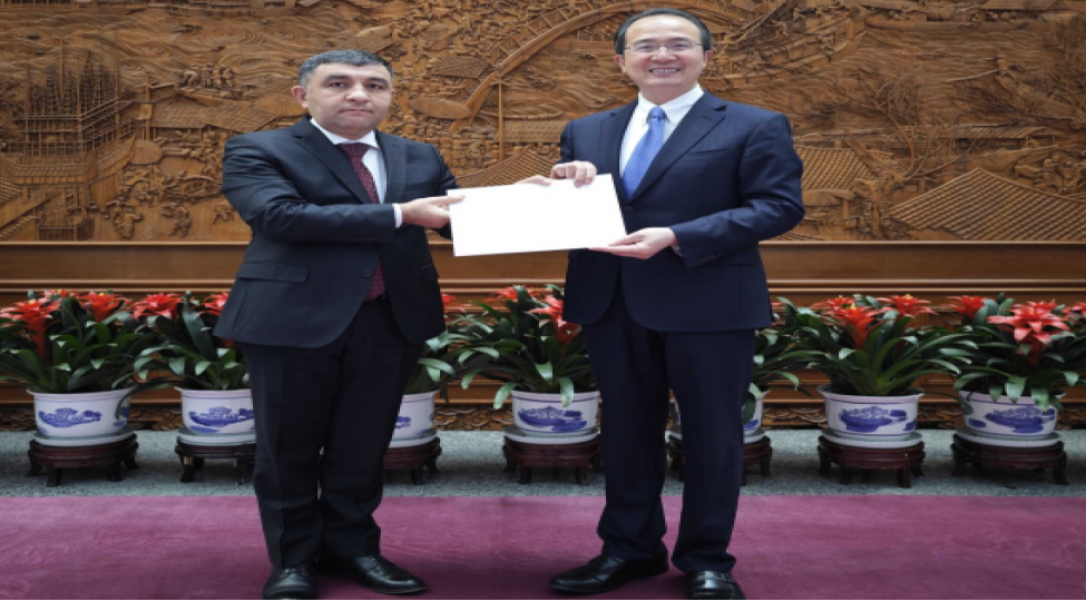 chin-xin-azerbaycan-sefirinin-etimadnamesinin-suretini-qebul-edib