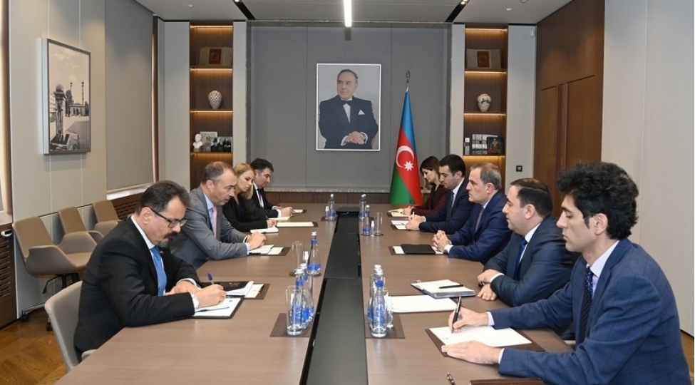 ceyhun-bayramov-ai-nin-numayendesi-ile-azerbaycan-ermenistan-munasibetlerinin-normallashmasini-muzakire-edib