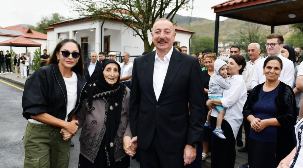 ilham-eliyevin-ilk-defe-azerbaycan-prezidenti-sechilmesinden-20-il-otur