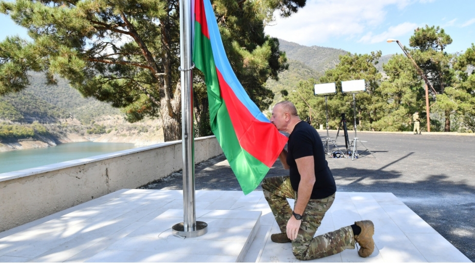 prezident-ilham-eliyev-serseng-su-anbarinin-erazisinde-azerbaycan-respublikasinin-dovlet-bayragini-ucaldib-yenilenib-foto