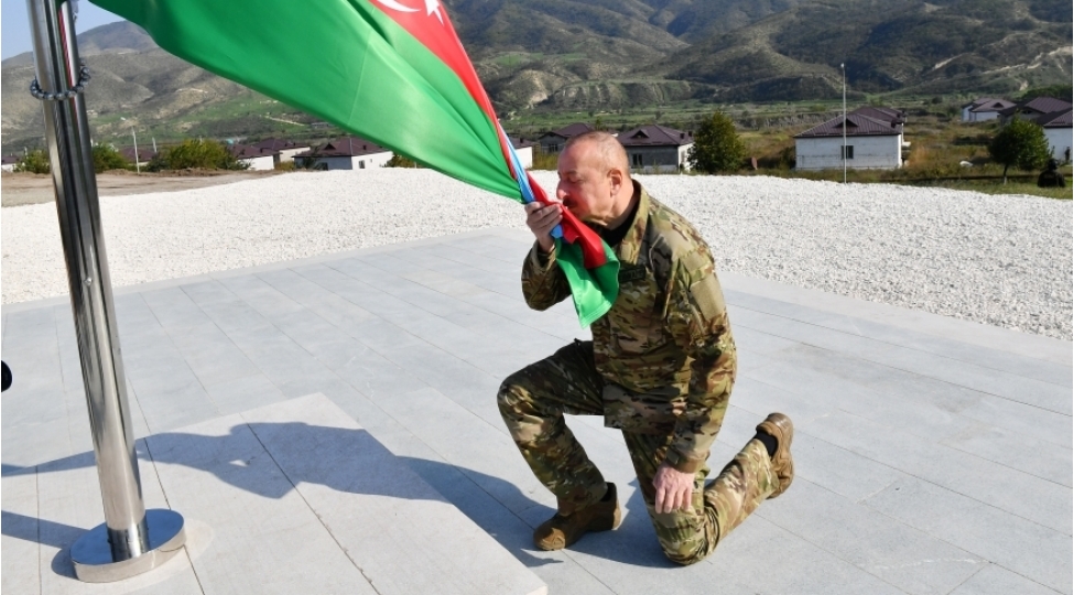 prezident-ilham-eliyev-xocali-sheherinde-azerbaycanin-dovlet-bayragini-ucaldib-yenilenib