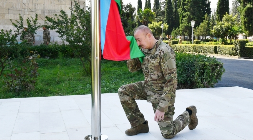 prezident-ilham-eliyev-agdere-sheherinde-azerbaycan-respublikasinin-dovlet-bayragini-ucaldib-yenilenib-foto