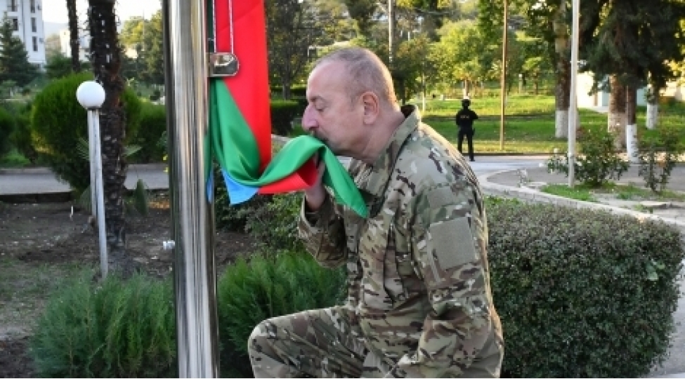 prezident-ilham-eliyev-xocavend-sheherinde-azerbaycan-respublikasinin-dovlet-bayragini-ucaldib