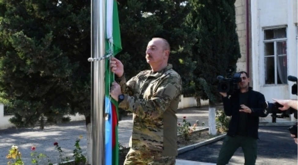 xocali-rayonunun-esgeran-qesebesinde-azerbaycanin-dovlet-bayragi-ucaldilib-yenilenib
