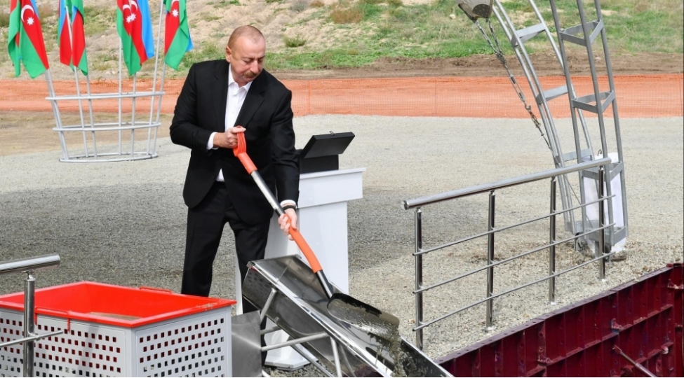prezident-ilham-eliyev-fuzulinin-cuvarli-kendinin-temelini-qoyub-yenilenibfoto