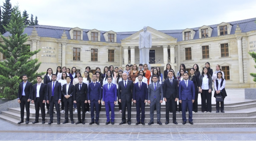 genc-partiya-feallari-heyder-eliyev-merkezini-ziyaret-edibler-foto-21