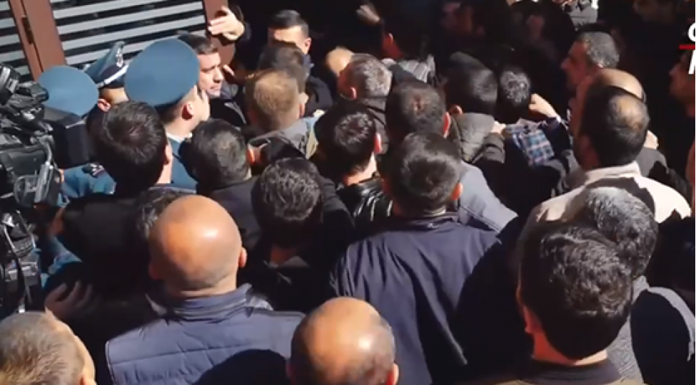 irevanda-separatchilarin-numayendeliyine-hucum-edildi-video