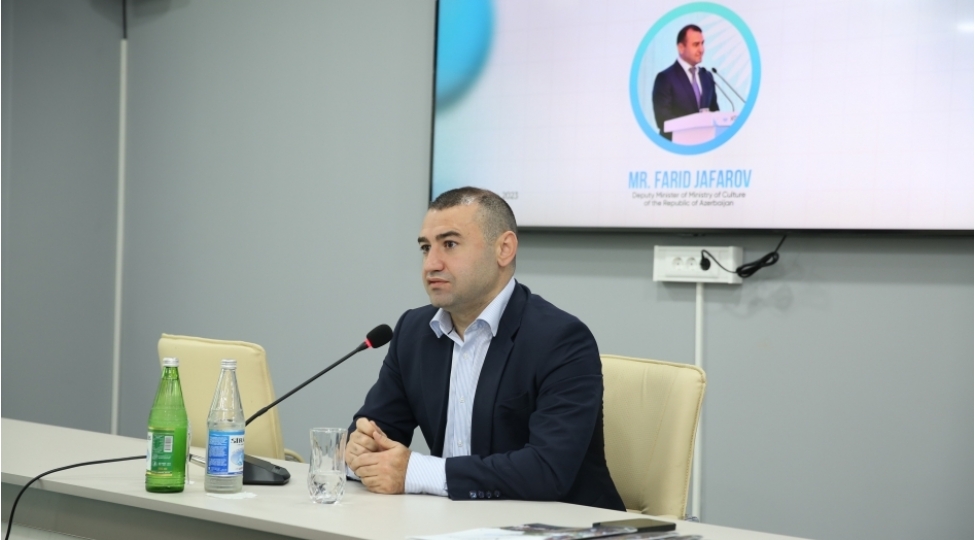 ferid-ceferov-qoshulmama-herekati-gencler-teshkilatinin-menzil-qerargahinda-genclerin-suallarini-cavablandirib