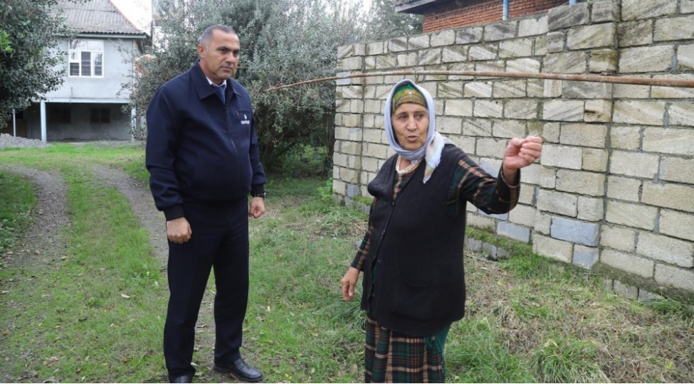 azeriqazresmileri-shehid-ailesini-ziyaret-ederek-qazla-bagli-problemini-qisa-muddetde-hell-edibler-foto