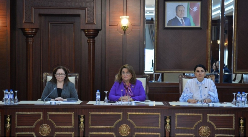qadinlarin-orta-ayliq-emekhaqlari-ilden-ile-yukselir-komite-sedri