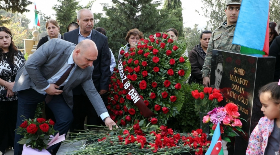azeriqaz-resmileri-shehidini-mezarini-ziyaret-edibler-foto